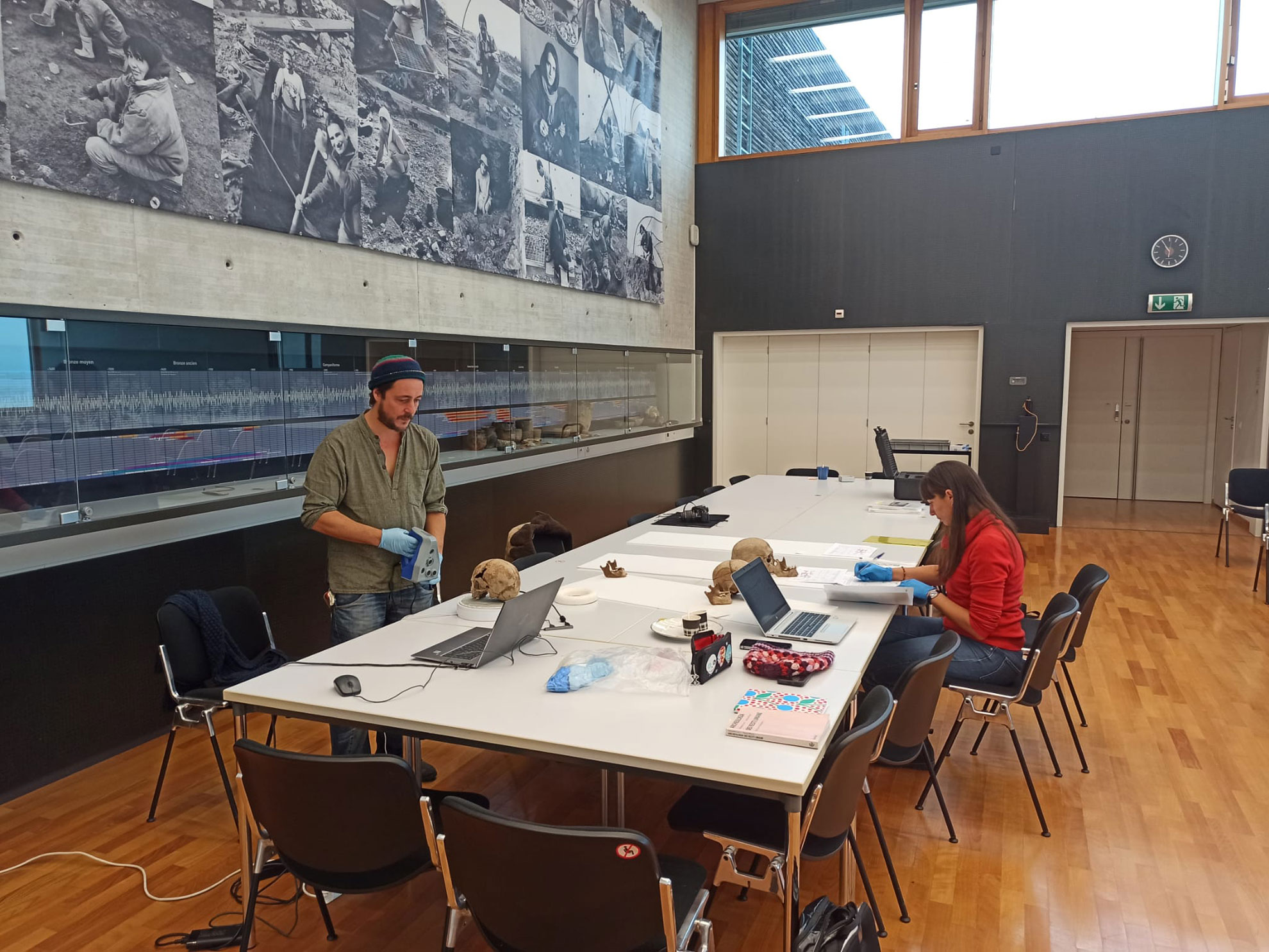 Marco Milella und Zita Laffranchi arbeiten im Laténium in Neuenburg an der Analyse von Knochen aus La Tène und Cornaux/Les Sauges. (Bild zvg, Laténium)
