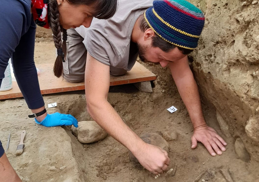 Zita Laffranchi und Marco Milella während der Ausgrabung eines keltischen Grabes im Kanton Bern. (Bild zvg, Archäologischer Dienst Bern)
